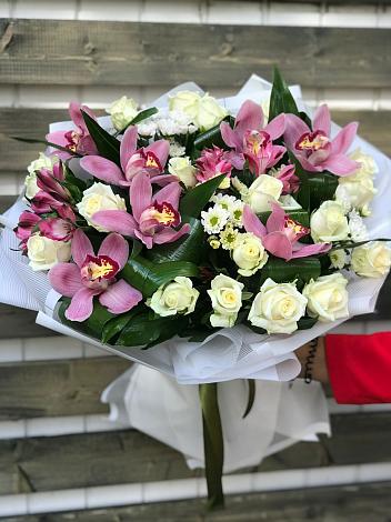 Букет цветов из: Розы и Хризантемы в Октябрьской
