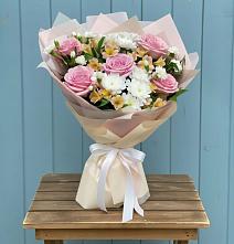 Букет цветов из:  Гвоздики, Орхидеи и Розы в Октябрьской