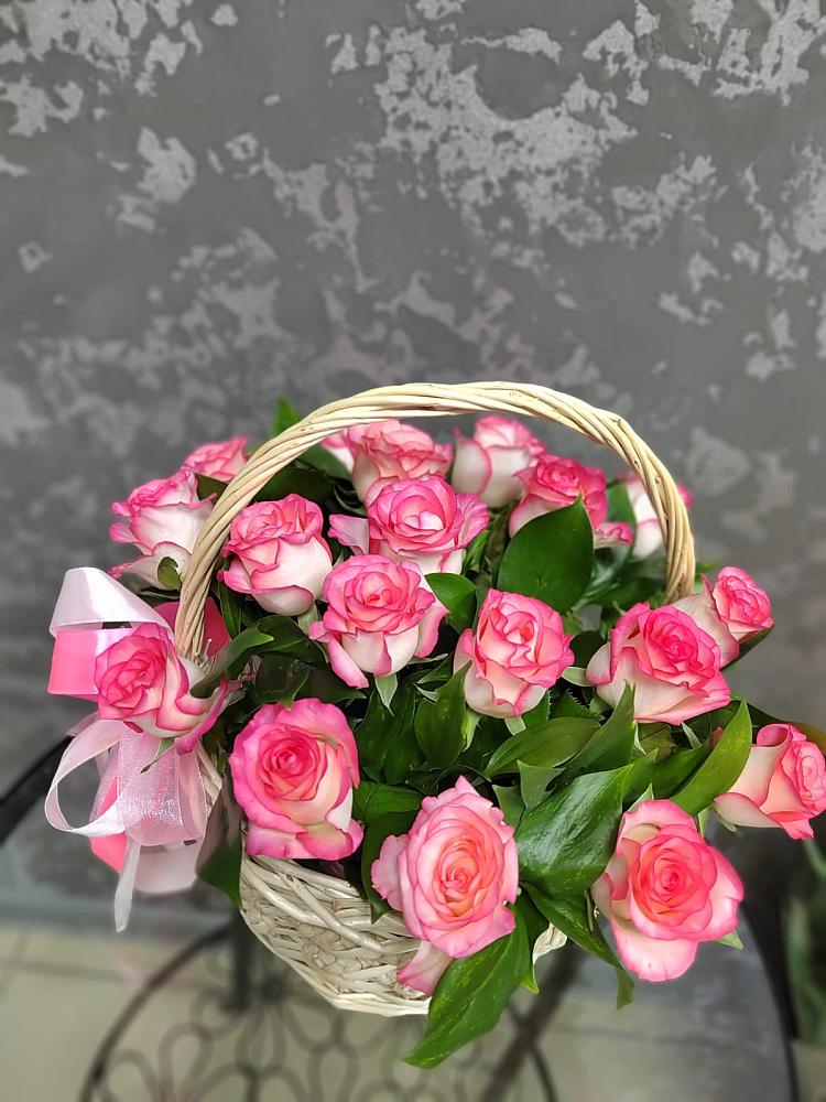 Цветочная композиция из Розы в корзине в Октябрьской