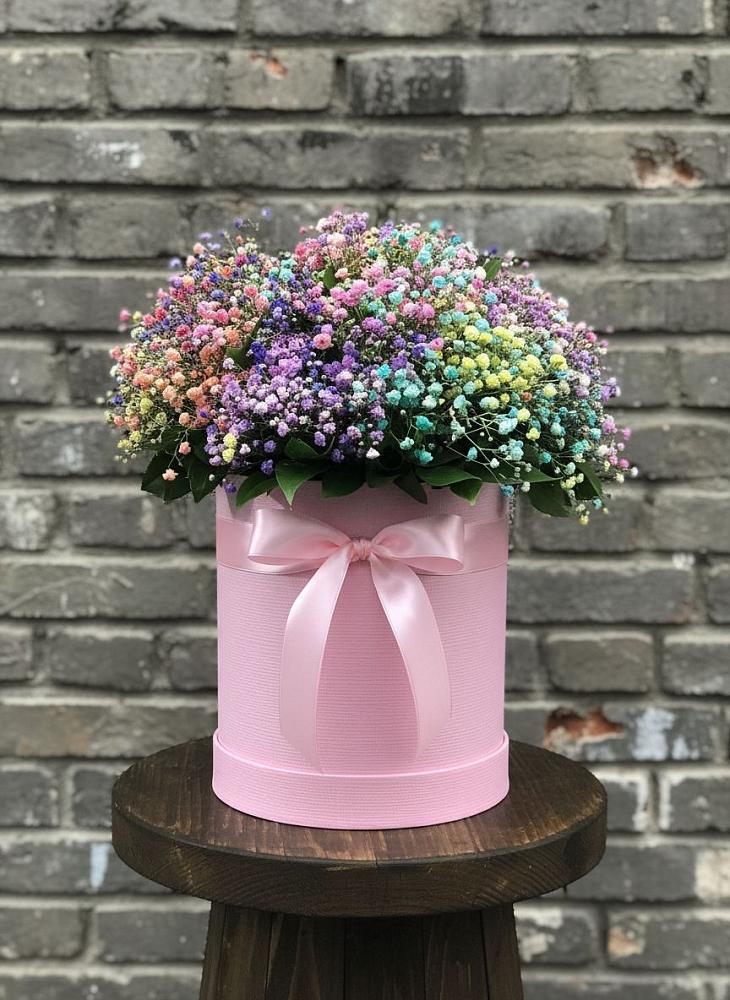 Цветочная композиция из Гипсофила и Розы в шляпной коробке в Октябрьской