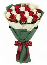 Букет Микс из красных и белых роз в Октябрьской