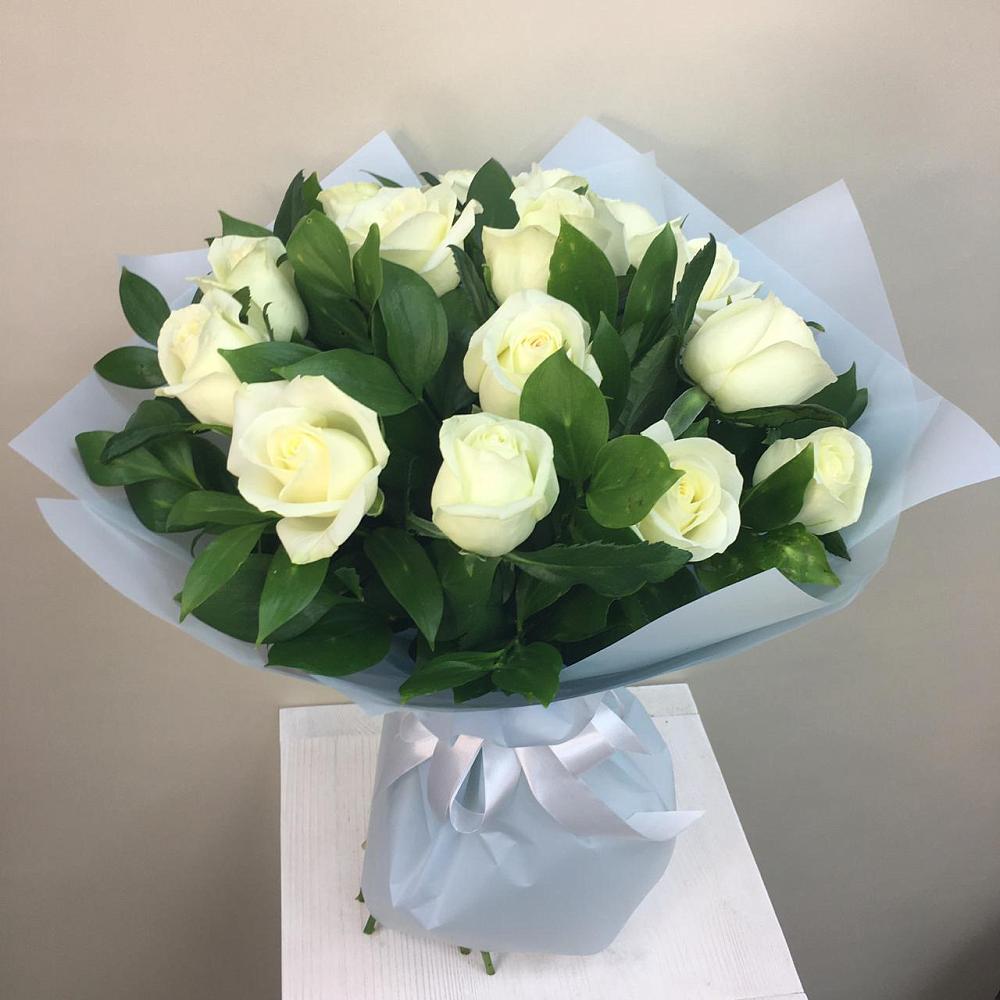 Букет 15 Белых роз Проуд в Октябрьской