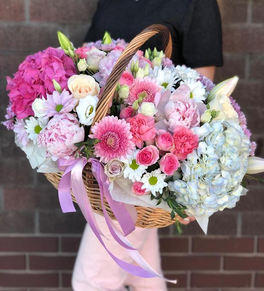 Цветочная композиция из Розы, Хризантемы, Пионы и Лизиантусы в корзине в Октябрьской