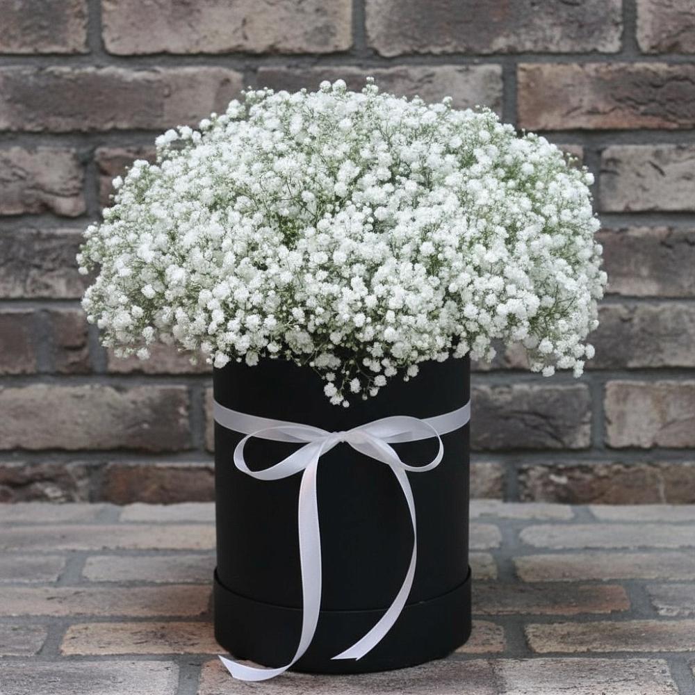 Цветочная композиция из Гипсофила в шляпной коробке в Октябрьской