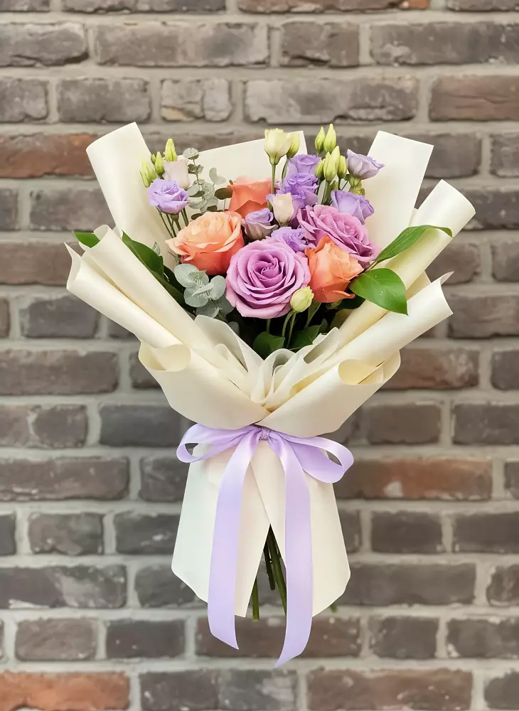 Букет цветов из: Лизиантусы и Розы в Октябрьской