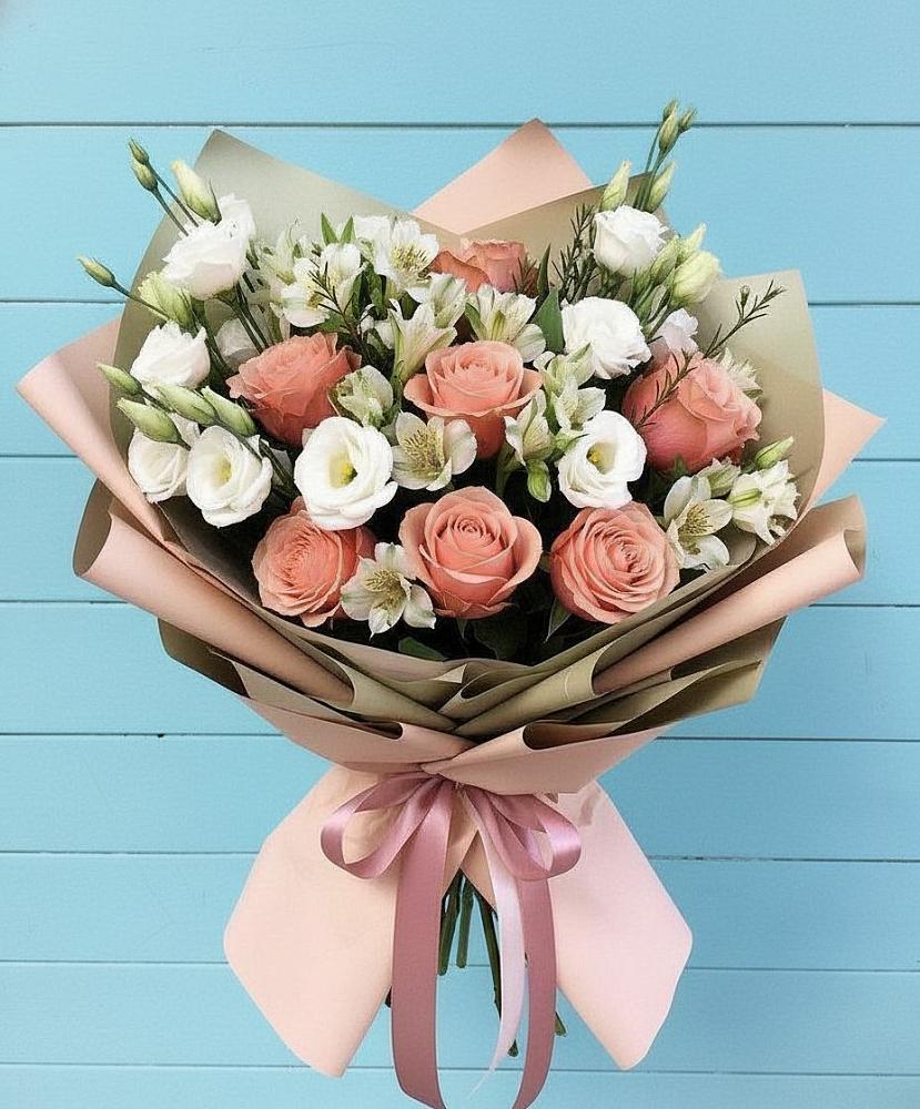 Букет цветов из: Розы, Альстромерии и Лизиантусы в Октябрьской