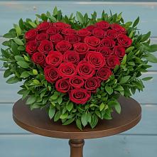 Цветочная композиция из Розы в виде сердца в Октябрьской