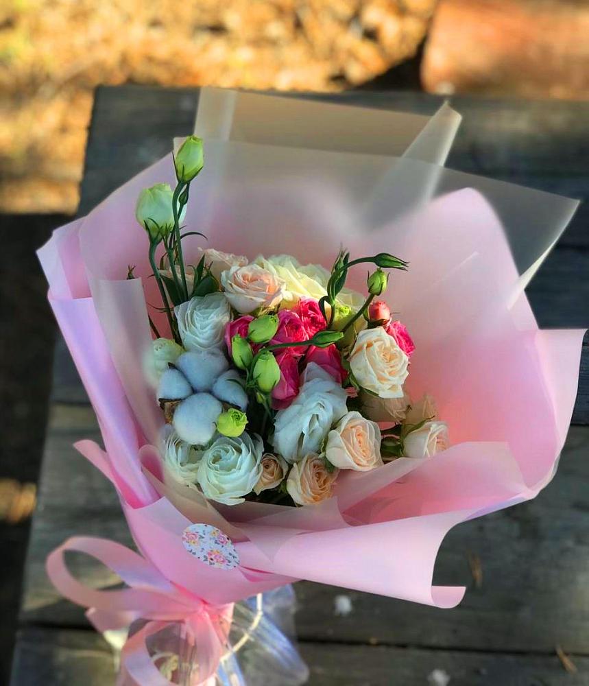 Букет цветов из: Розы и Лизиантусы в Октябрьской