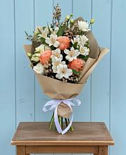 Букет цветов из:  Альстромерии, Лизиантусы, Розы и Хризантемы в Октябрьской