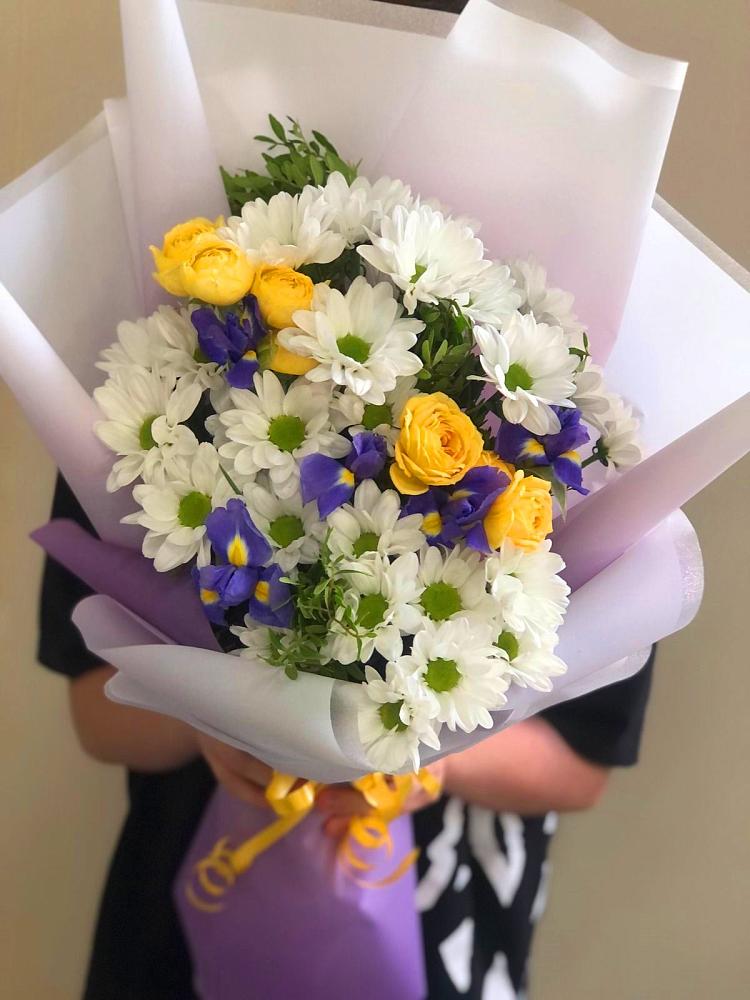 Букет цветов из: Ирисы, Хризантемы и Розы в Октябрьской