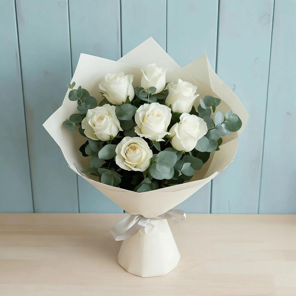 Букет Белые розы в Эвкалипте в Октябрьской