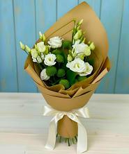 Букет цветов из:  Хризантемы и Лизиантусы в Октябрьской