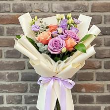 Букет цветов из:  Лизиантусы и Розы в Октябрьской