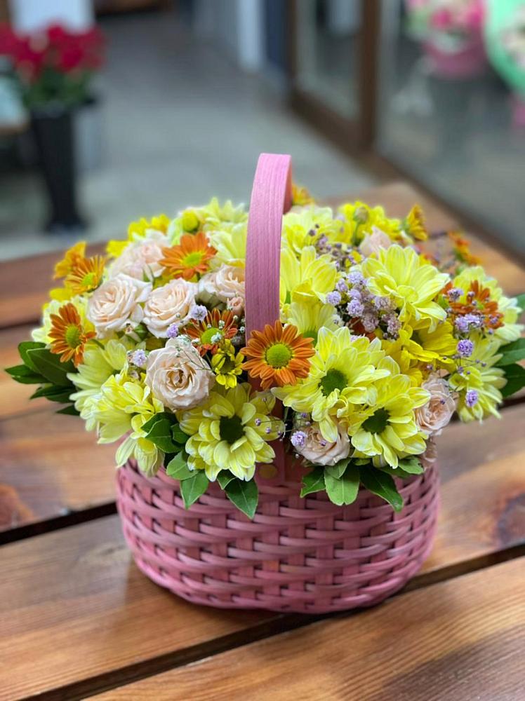 Цветочная композиция из Хризантемы и Розы в корзине в Октябрьской
