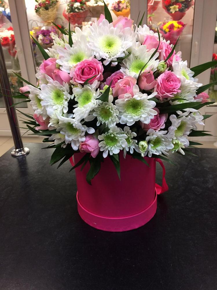 Цветочная композиция из Розы и Хризантемы в шляпной коробке в Октябрьской