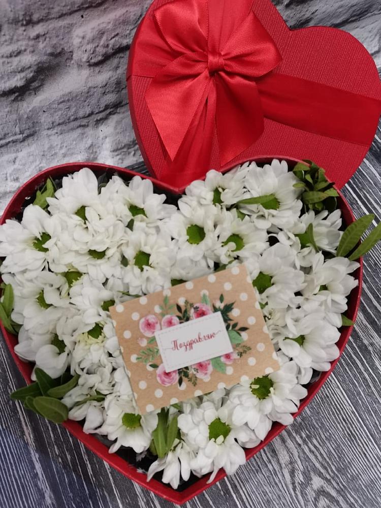 Цветочная композиция из Хризантемы в виде сердца в Октябрьской