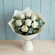 Букет Белые розы в Эвкалипте в Октябрьской