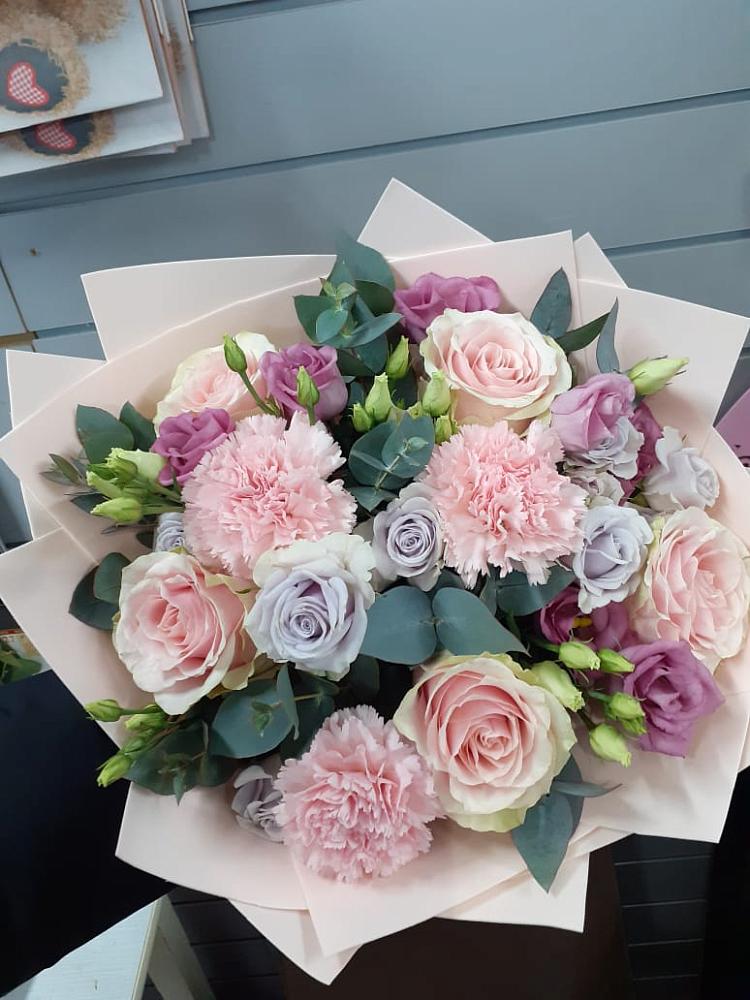 Букет цветов из: Розы, Гвоздики и Лизиантусы в Октябрьской