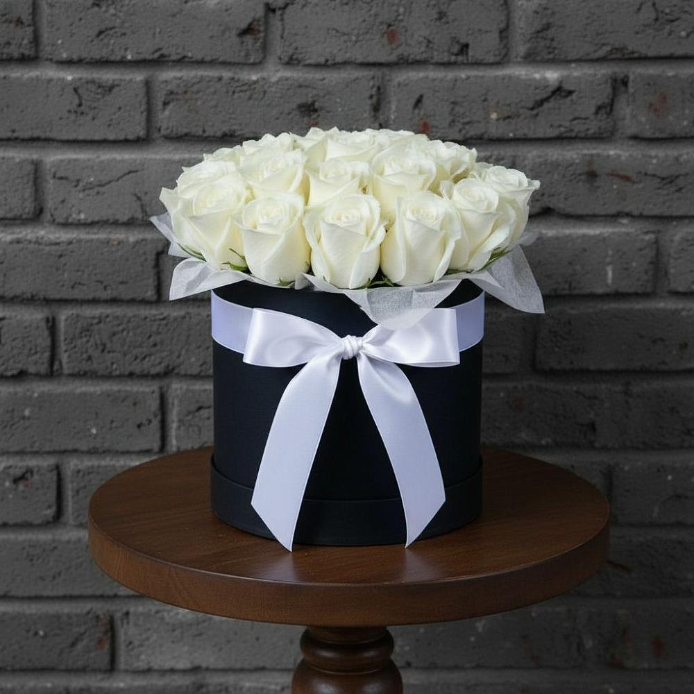 Цветочная композиция из Розы в шляпной коробке в Октябрьской