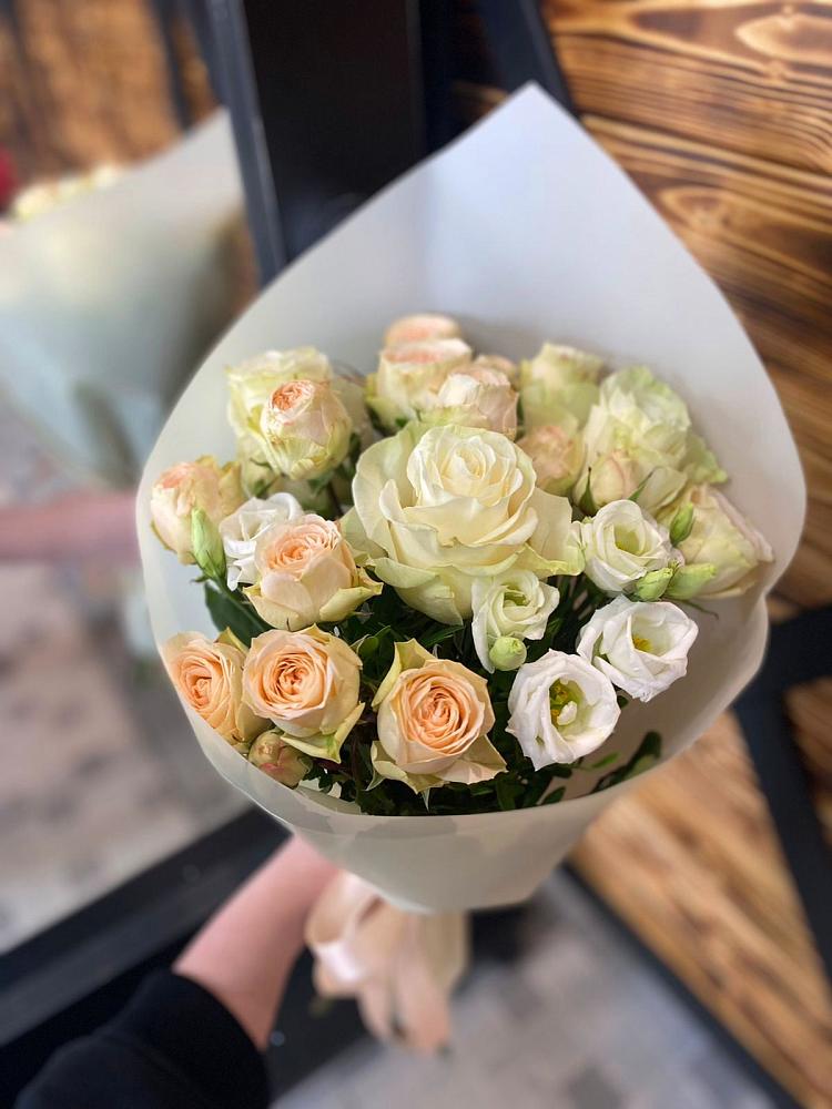 Букет цветов из: Розы и Лизиантусы в Октябрьской