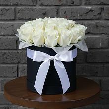 Цветочная композиция из Розы в шляпной коробке в Октябрьской